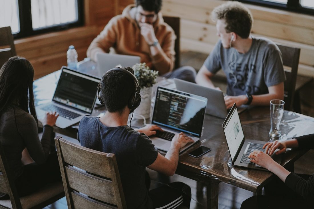 星空体彩 APP 关注与个性化界面示意